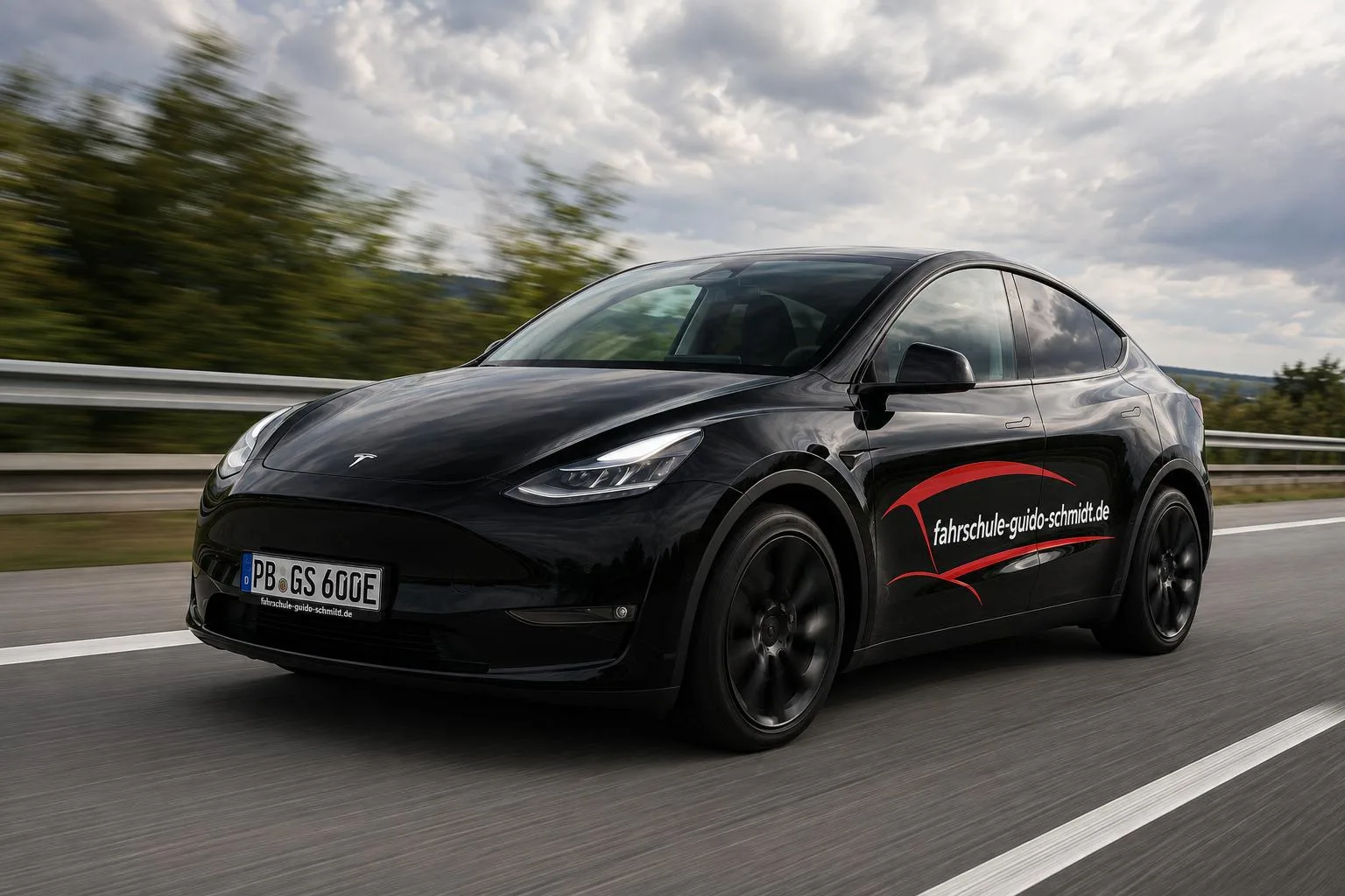 Gebrandeter Tesla Model Y der Fahrschule